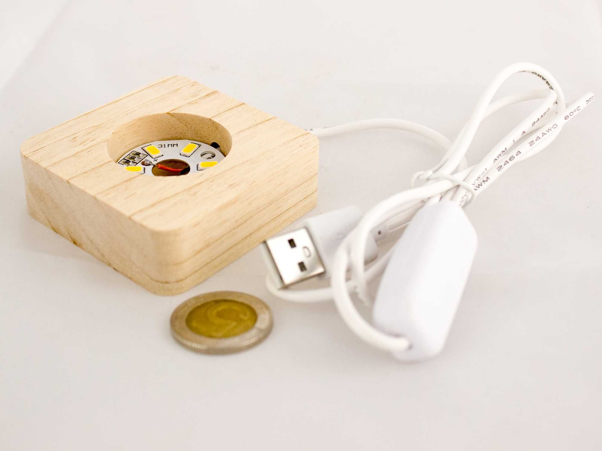 Podstawka LED USB Białe Ciepłe Światło pod Figurkę Piramidkę - 6x6 cm