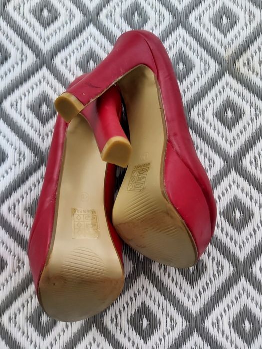 Czerwone czółenka matowe eleganckie na obcasie i koturnie 40