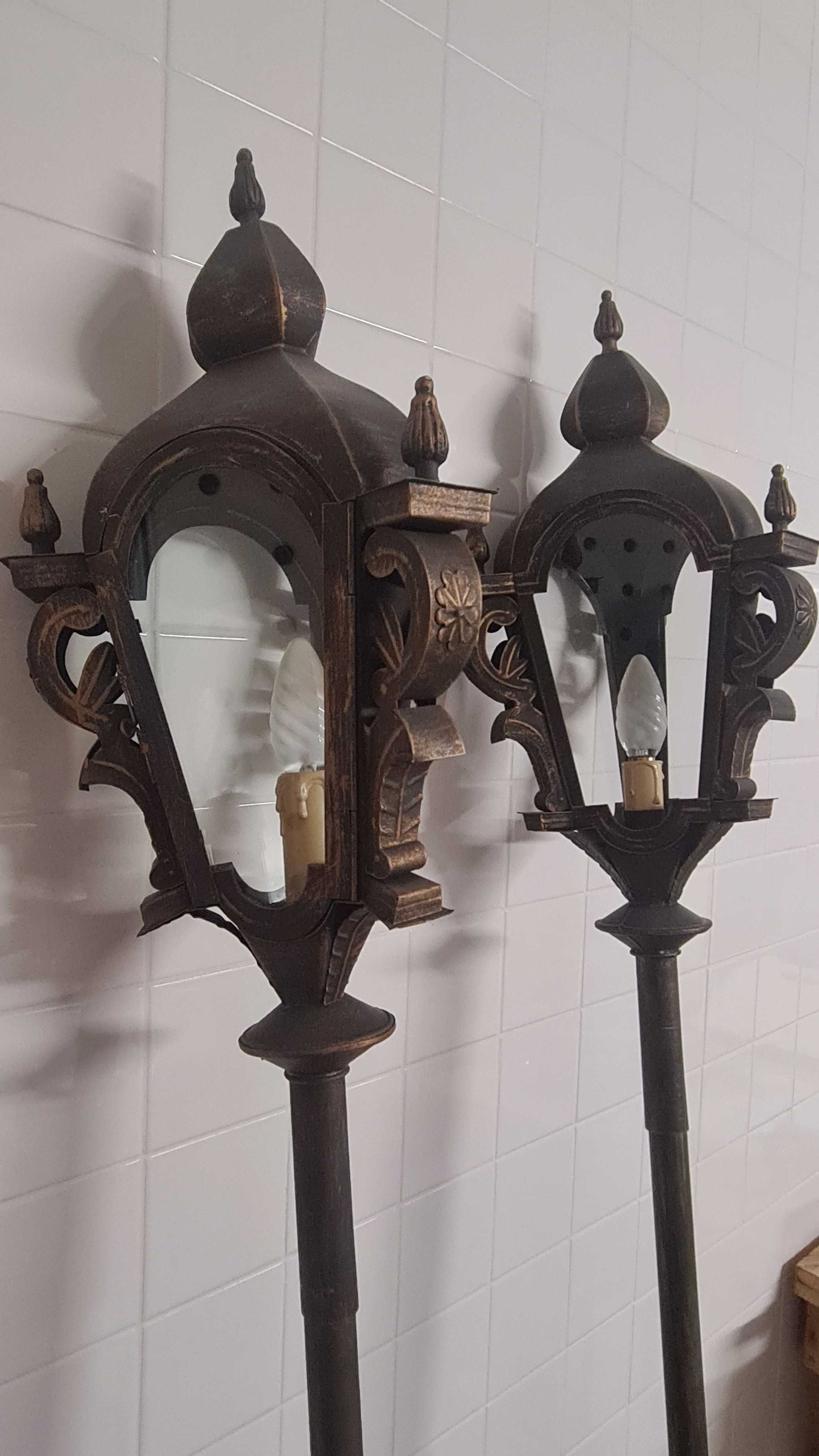 Candeeiros x2 verticais com estilo medieval