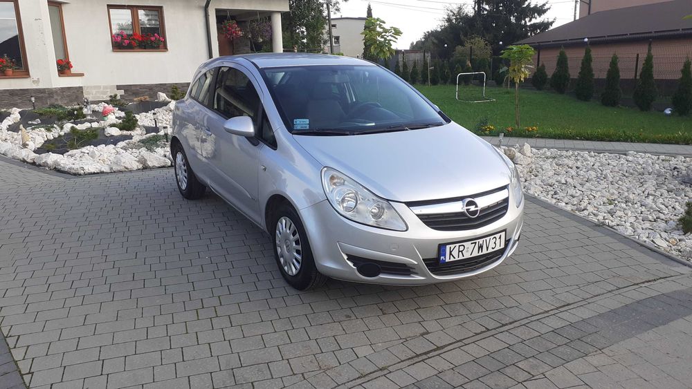Opel Corsa D benzyna.  Klimatyzacja,  2 komplety opon w bdb stanie