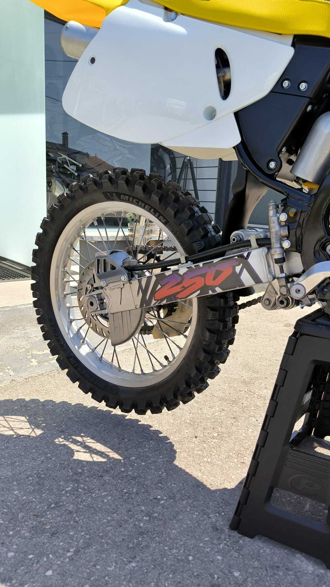 Suzuki RM250, estado irrepreensível (ver fotos)