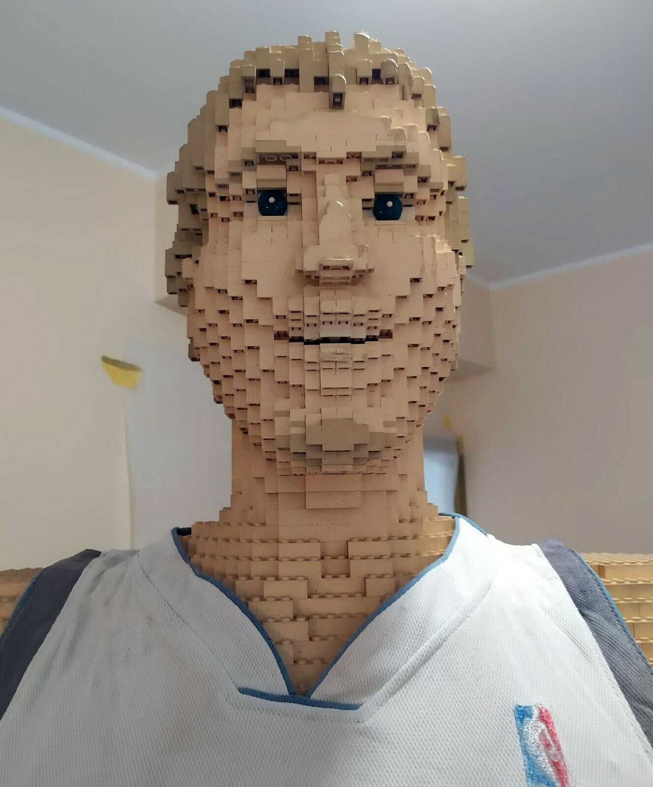 Dirk Nowitzki figura LEGO rzeczywisty rozmiar