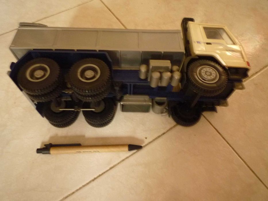 Camião Volvo EMEY escala 1/18 FL10 Intercooler em PVC