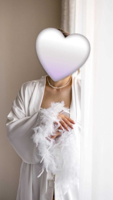 Весільний халат зі шлейфом та пір'ям