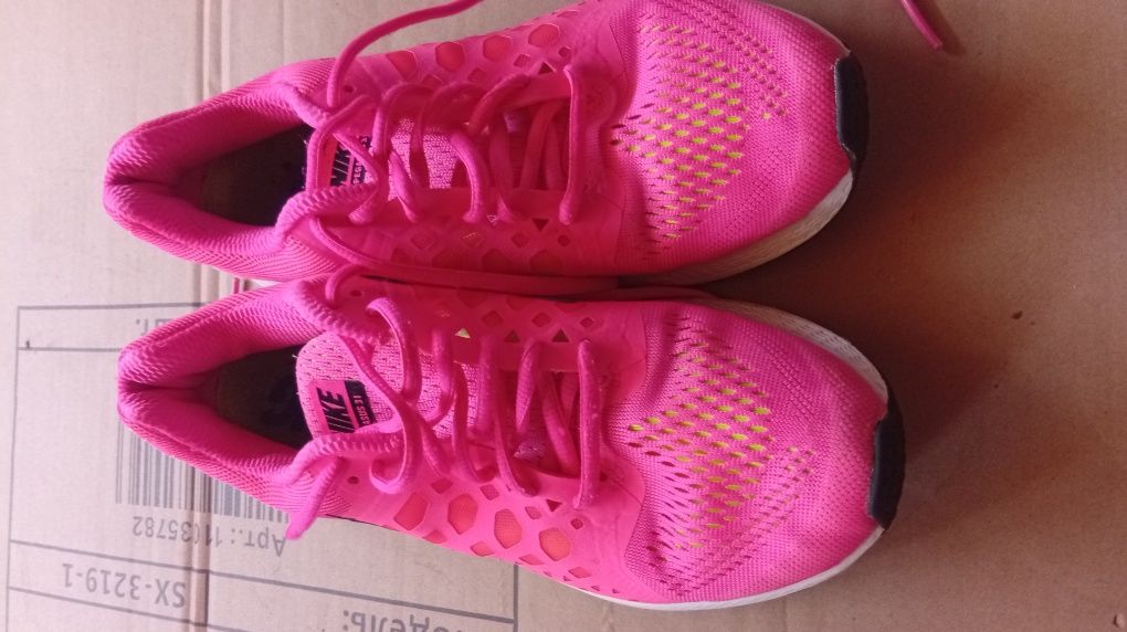 Кросівки жіночи Nike розмір розмір 38,5. В гарному стані.