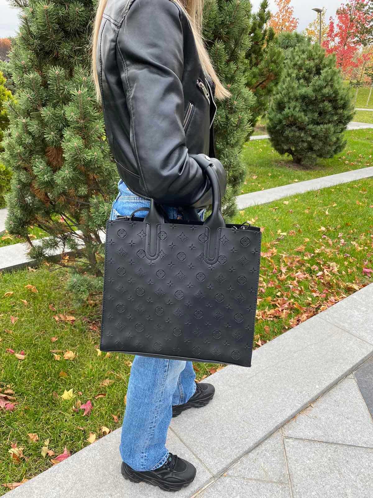 Большая женская сумка на плечо Луи Витон черная пресс модная стильная