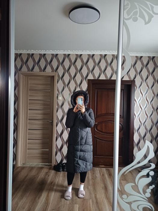Довгий зимовий пуховик