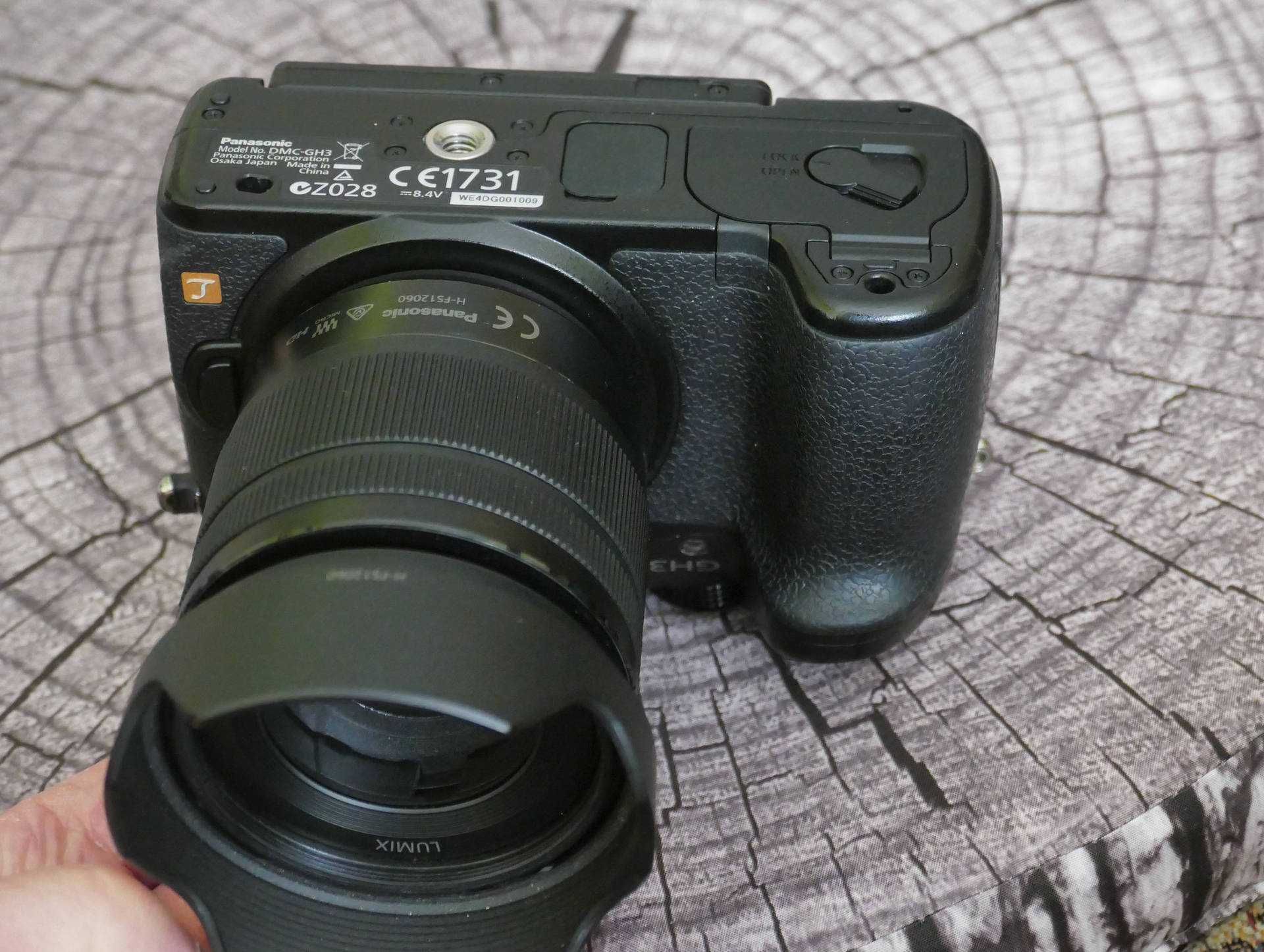PANASONIC LUMIX DMC-GH3 z obiektywem oraz oryginalnym gripem
