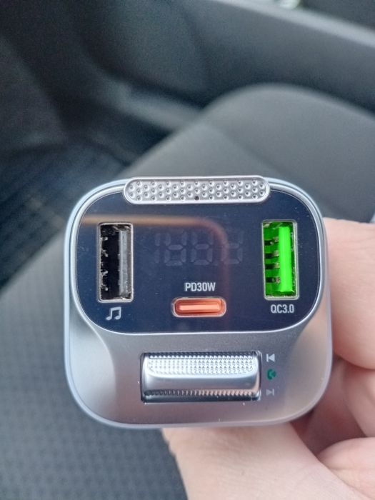 Автомобільний адаптер ( для флешки,можна говорити по телефону.