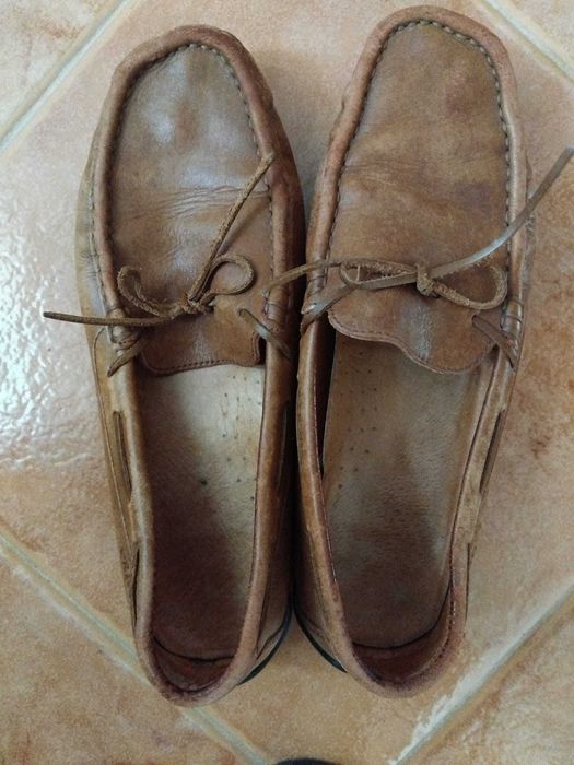 Sapatos à vela de cor castanho