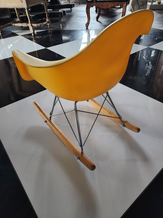 Fotelik dziecięcy na biegunach Miloo Home.