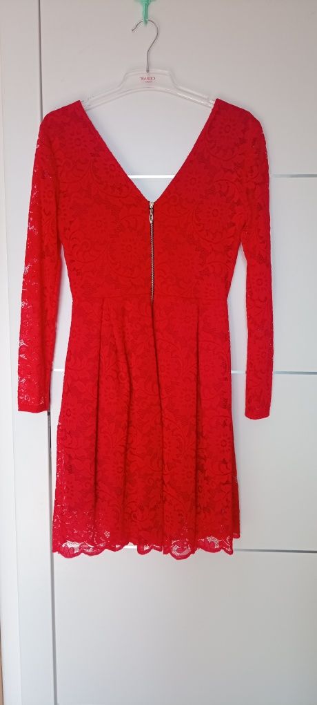 Elegancka czerwona sukienka w koronkę