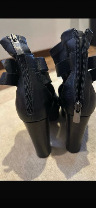 Botim em pele preto.