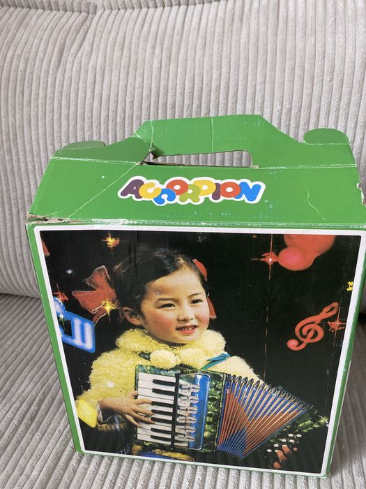 Czerwony akordeon dla dzieci