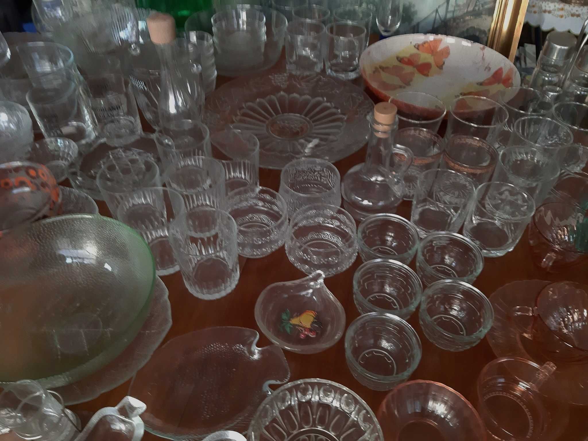 Lote de mais de 140 peças de vidro e loiça