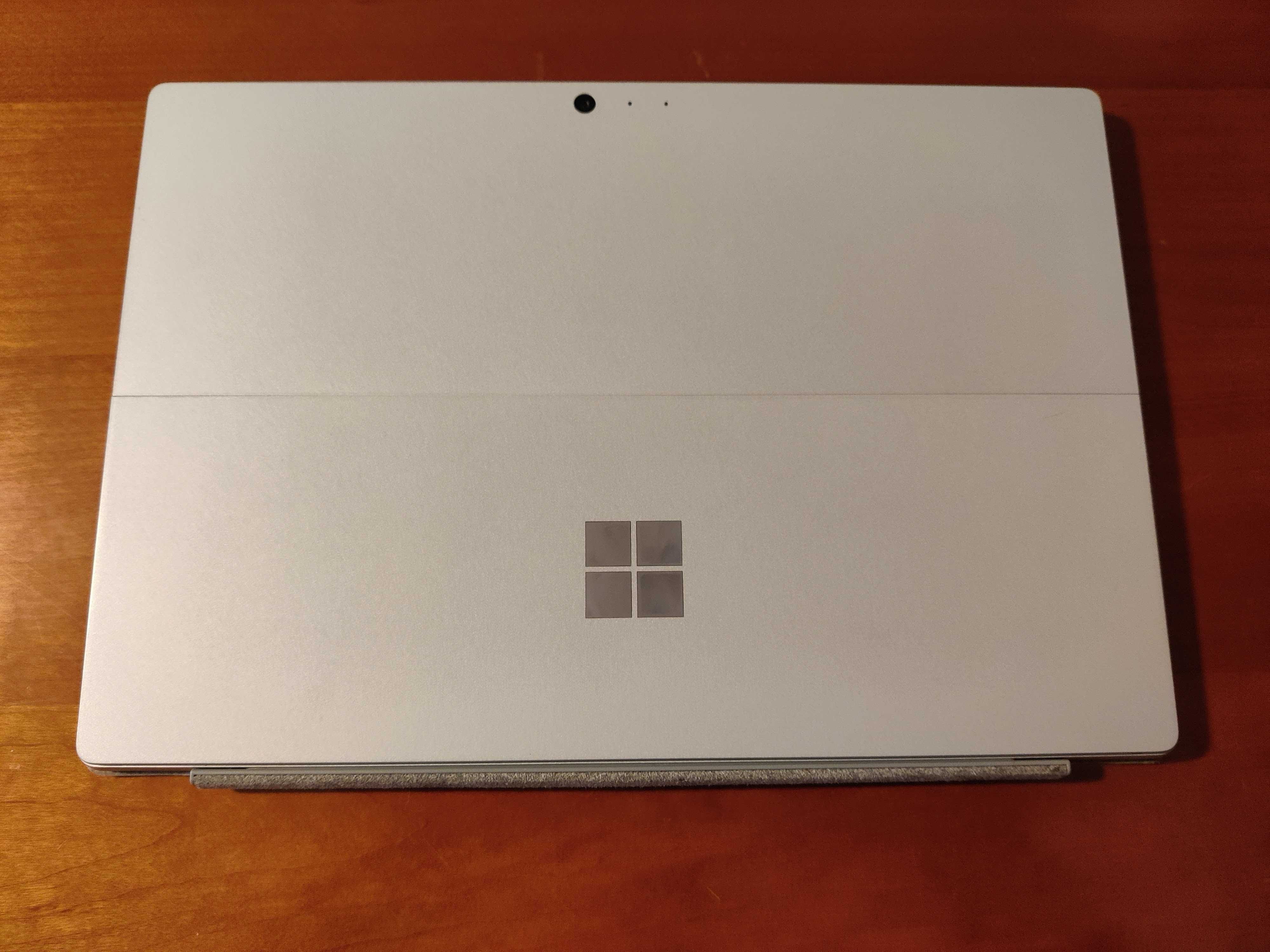 Portatil/Tablet Microsoft Surface Pro (5 Geração) com teclado