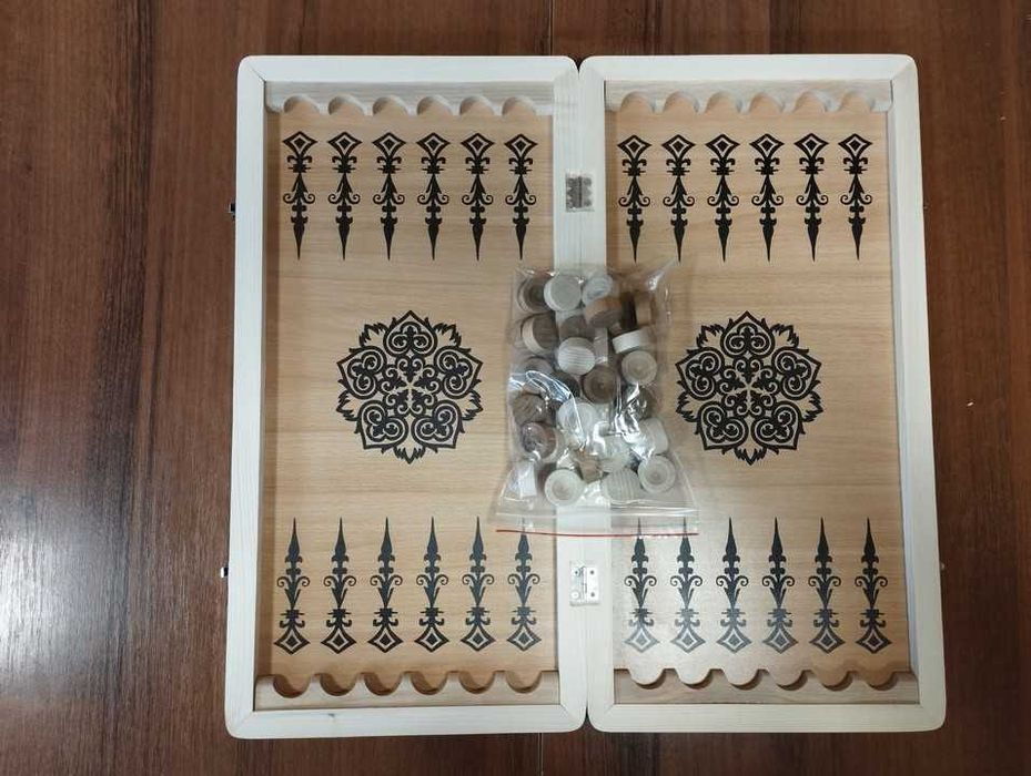 Нарди Східні. Розмір дошки 53 х 53 см.