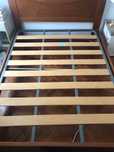 Cama de casal com estrado de madeira, bom estado