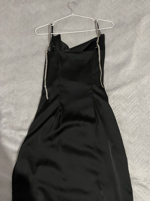 Шикарное чёрное платье с бретелями из страз