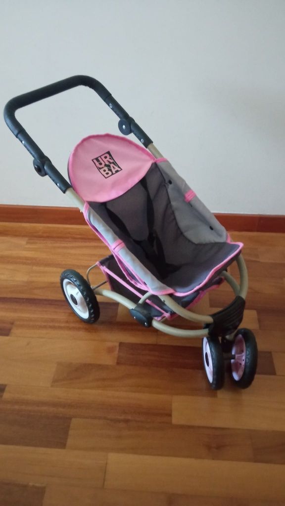 Carrinho de bebé de bonecas.