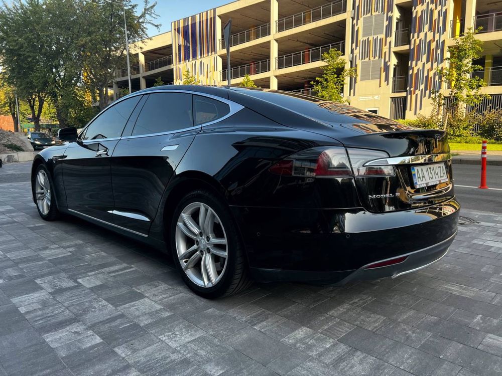 Tesla Model S 2015 року