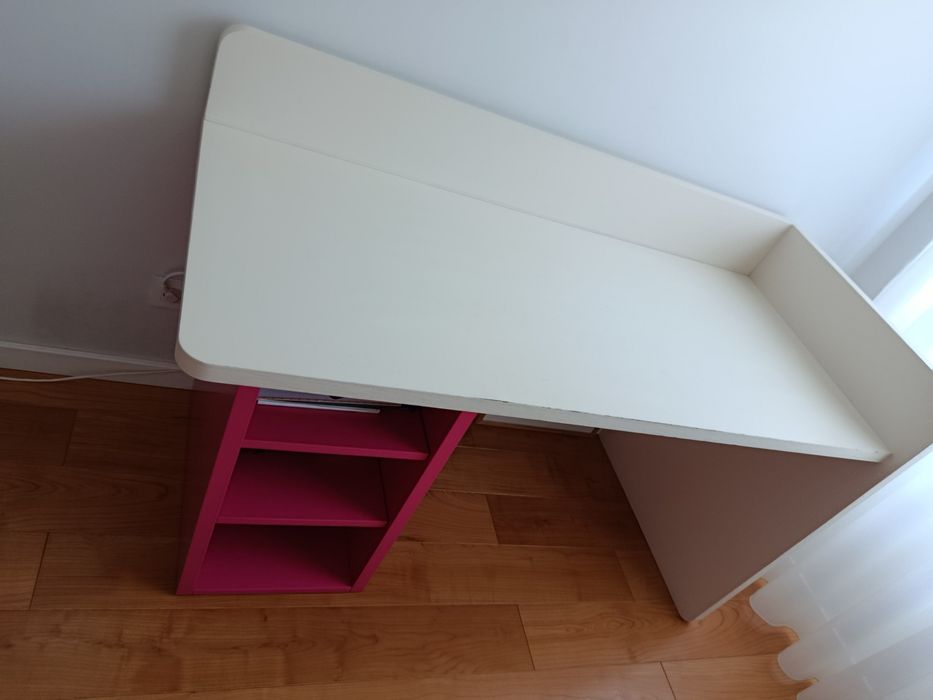 Secretária e mesa cabeceira de criança