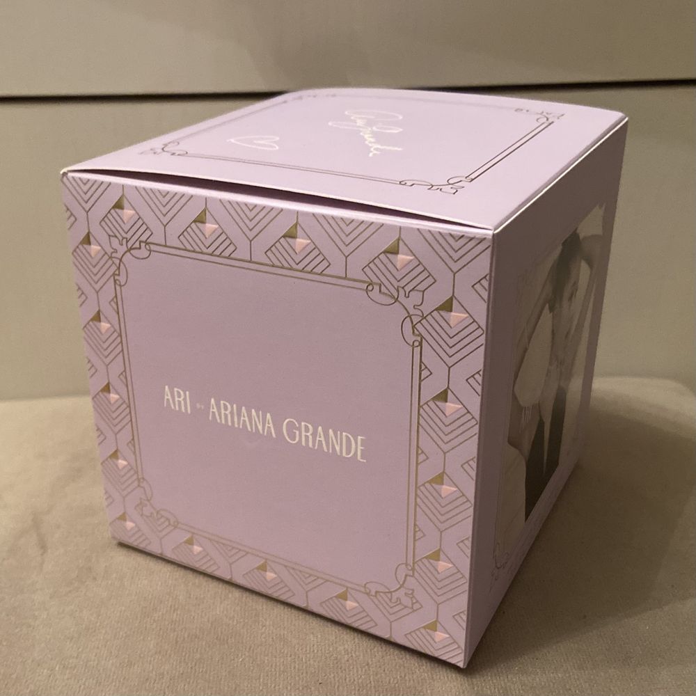Puste opakowanie/ kartonik po perfumach Ariana Grande Ari 100 ml