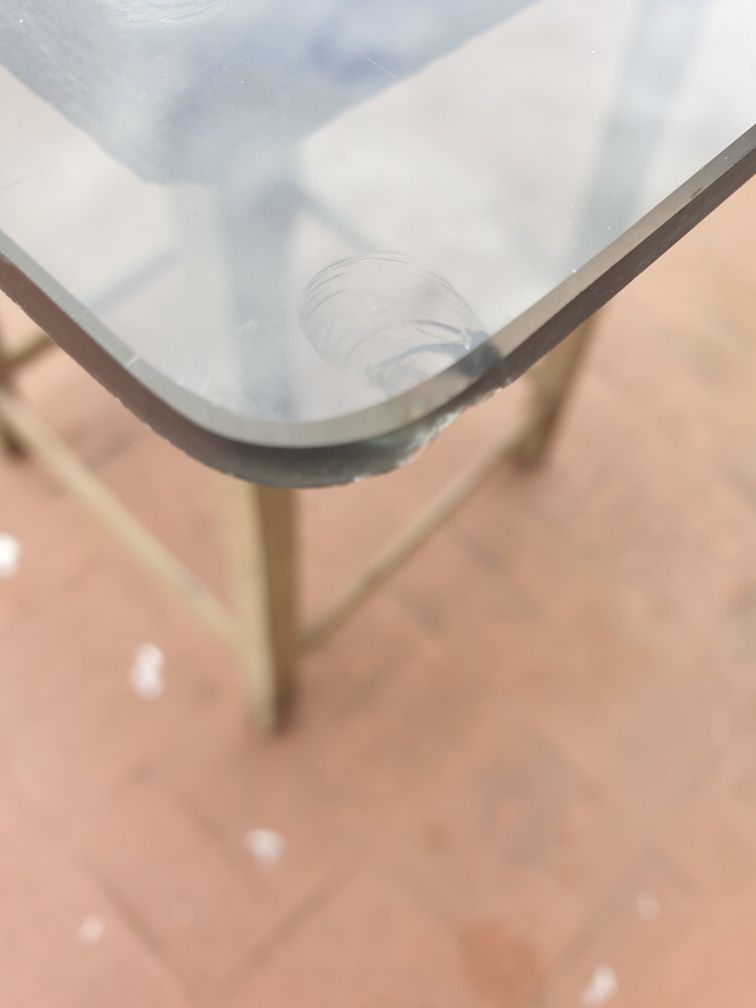 Mesa de sala em latão