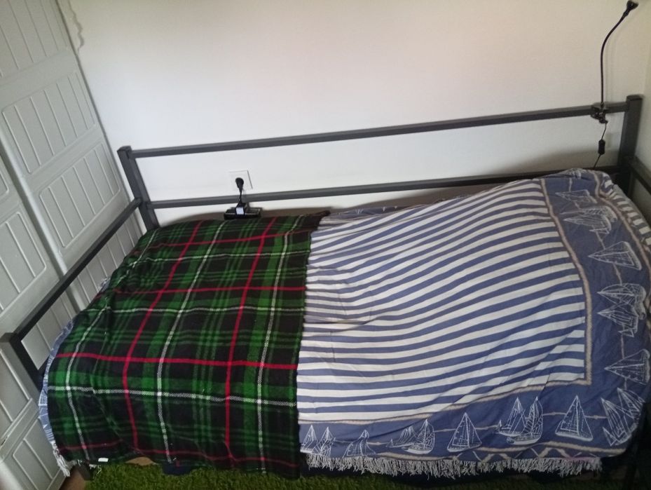 Cama de ferro cinzento