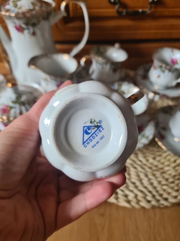 Porcelany serwis do kawy model iwona Chodzież z róża