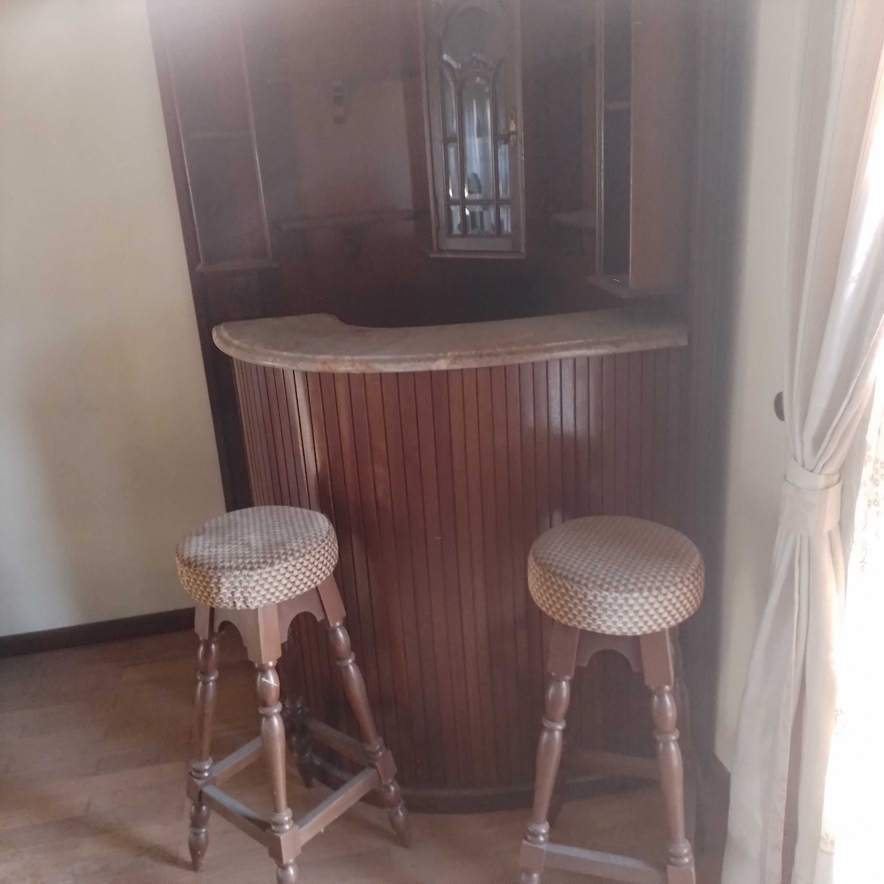 Mini-bar de canto em madeira c/ 2 bancos