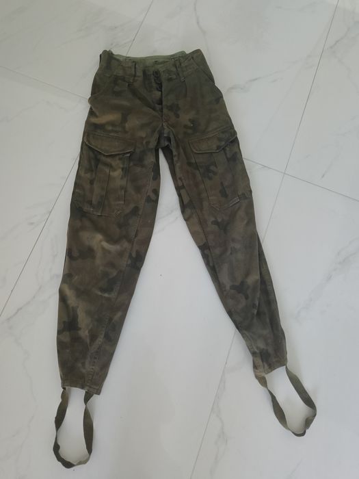 Spodnie moro z kieszeniami