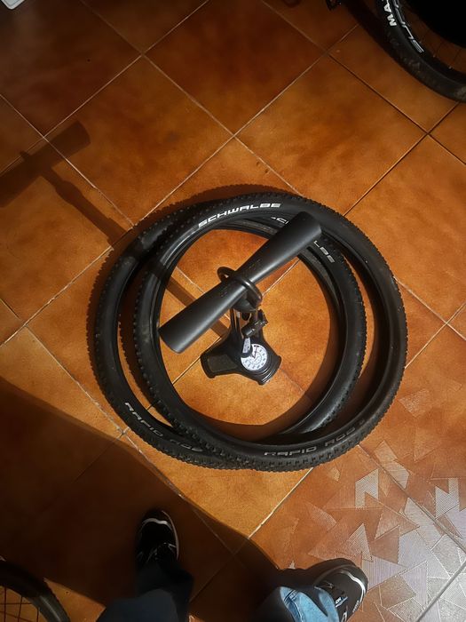 2x roda mountain bike + pump