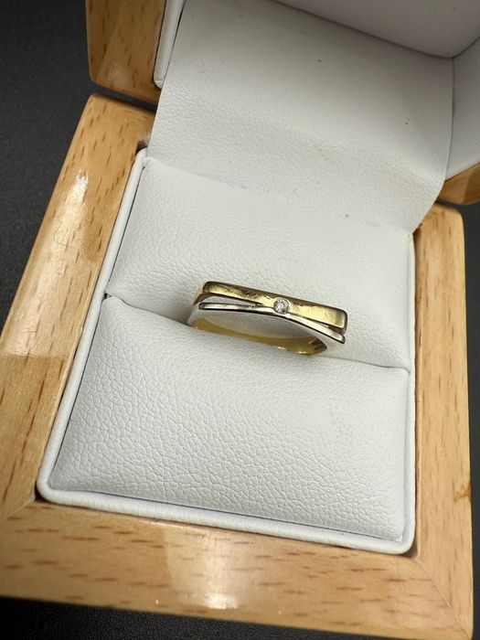 Złoty pierścionek z diamentem Apart