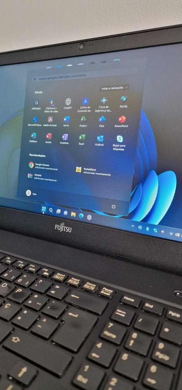 Fujitsu 15,5 i3-6006U 8GB 128GB SSD Win11 Pro+Office