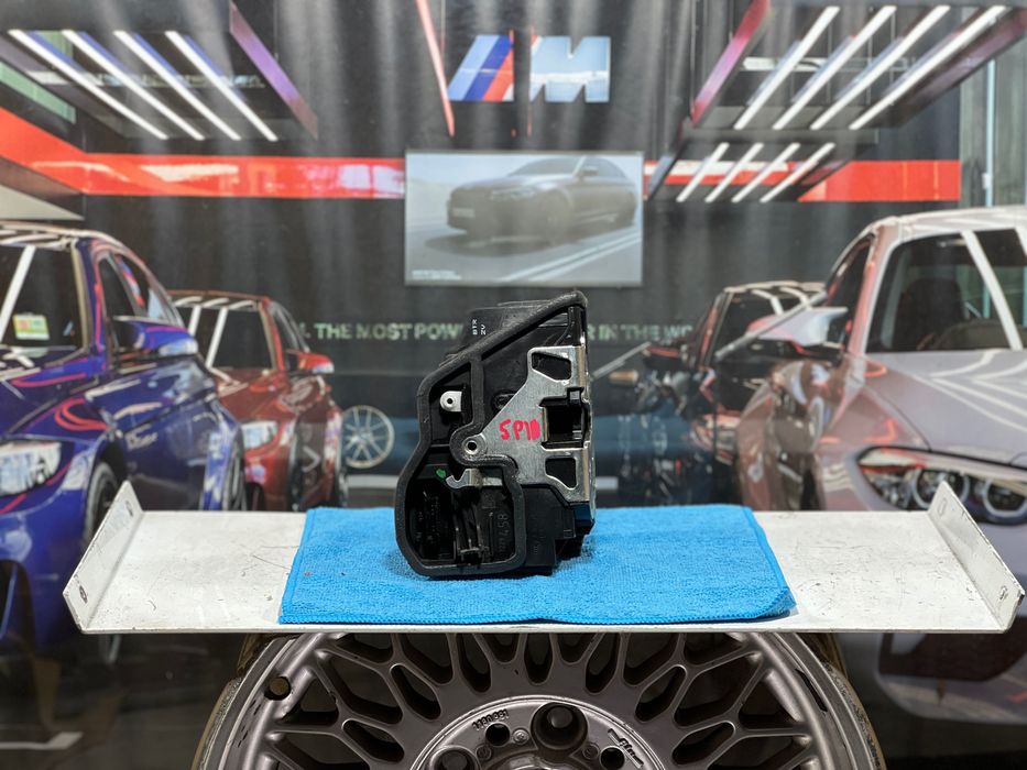 BMW E60 E70 E87 E90 F10 F20 F30 zamek systemowy prawy przód  5 PIN