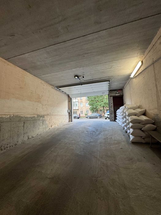 Паркомісце у підземному паркінгу в центрі міста