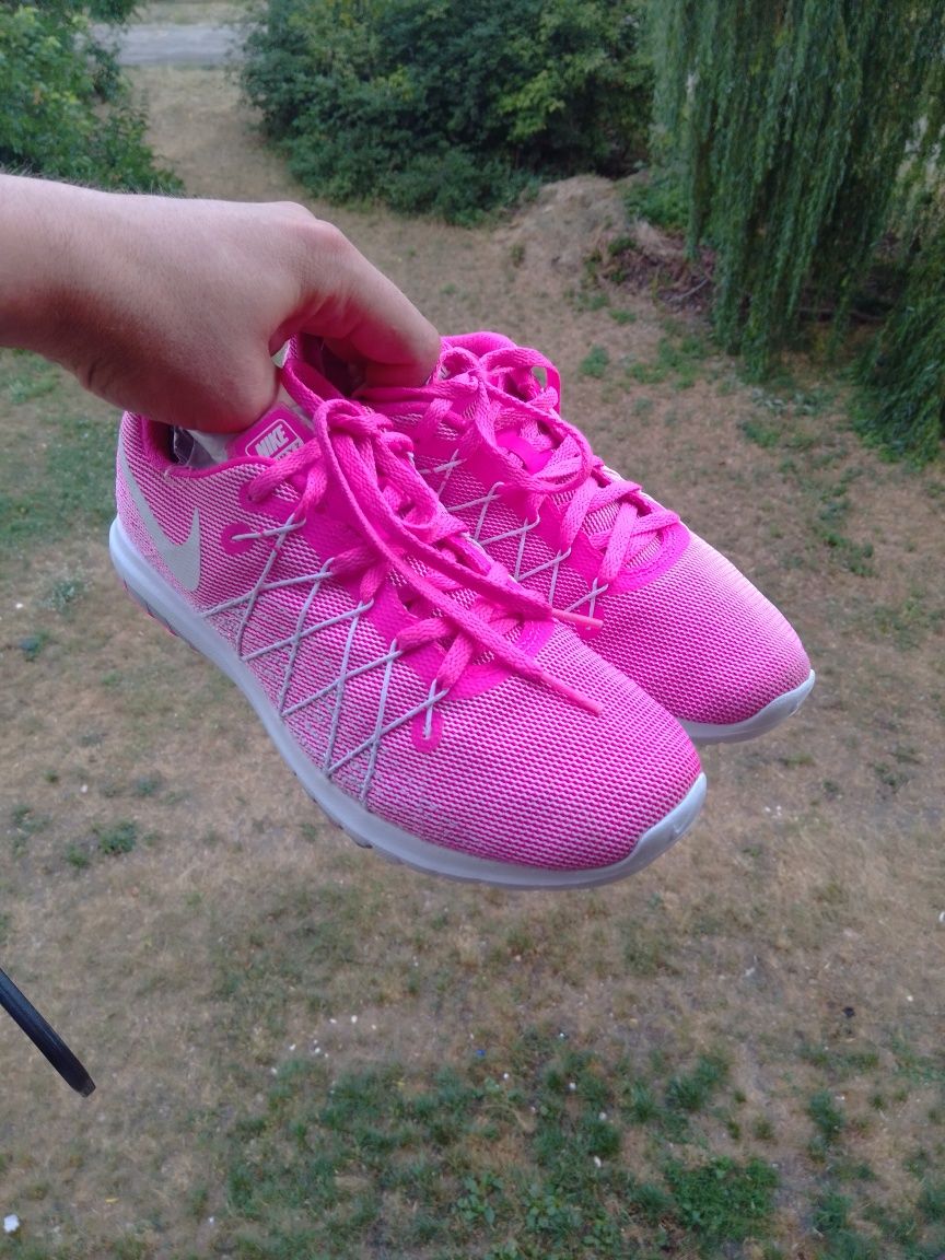 Продам кроссовки женские Nike 36.5