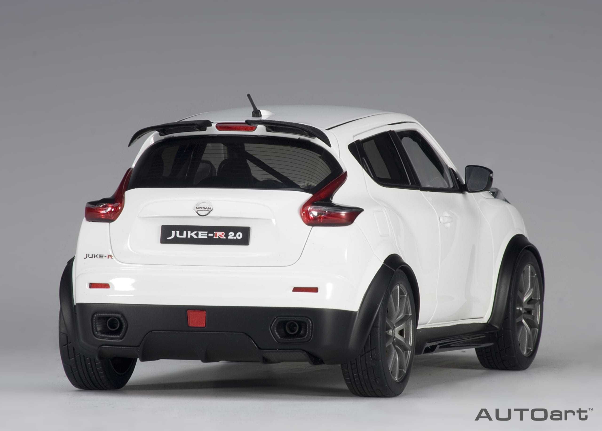 Model 1:18 AUTOart Nissan Juke-R 2.0 2016 white (77456)