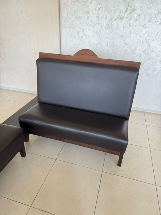 Столи та диванчики у кафе/ресторан