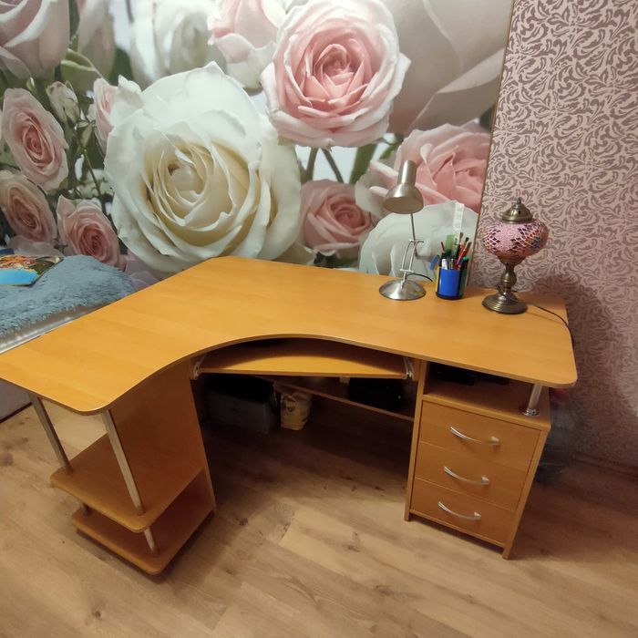 Стол офисный или для занятий дома