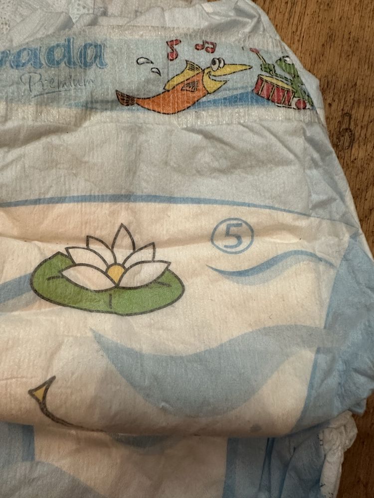 Huggies pieluszki do pływania nr S 6 sztuk+Dada nr 5. 1 sztuka