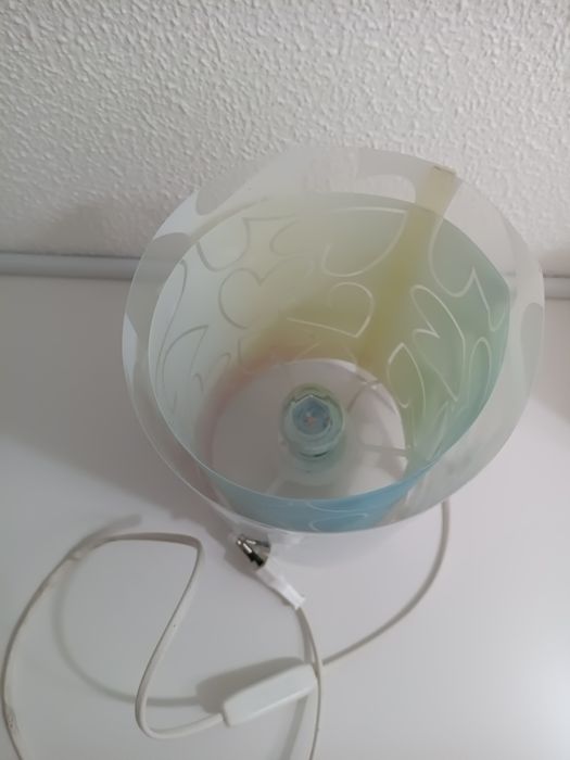 Candeeiro tecto e mesa cabeceira para quarto criança