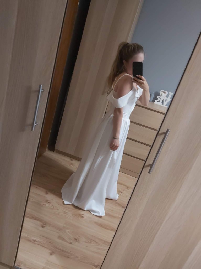 Długa sukienka z rozcięciem
