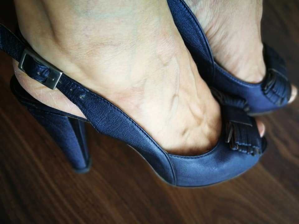 Sapatos pele azuis abertos