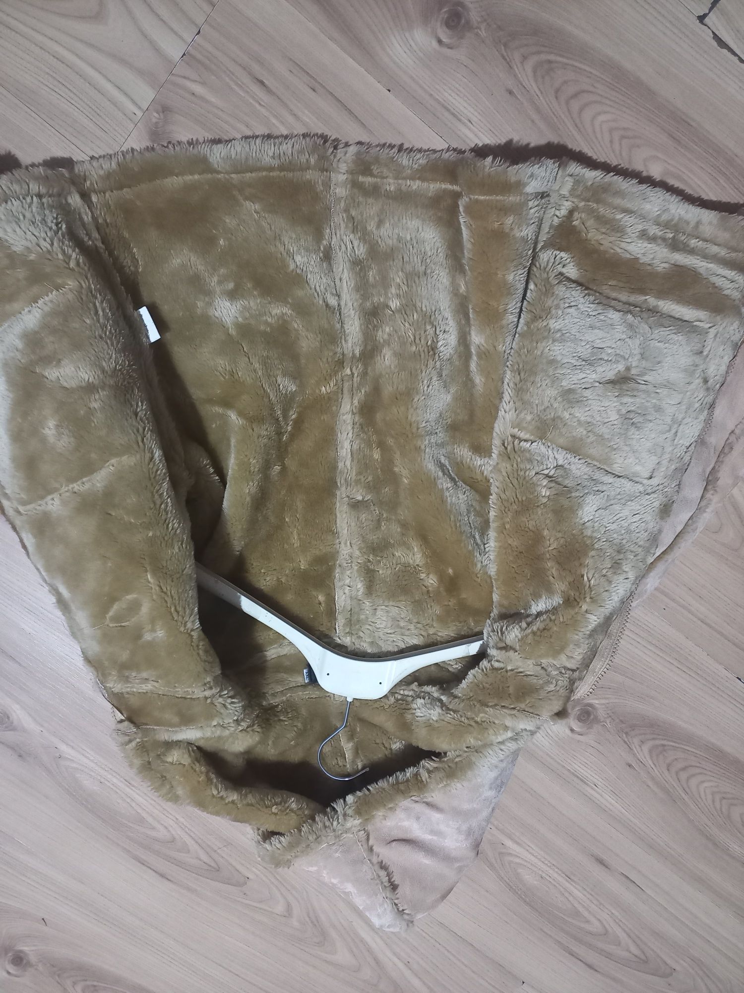 Sprzedam kurtkę dla dziewczynki z kapturem.