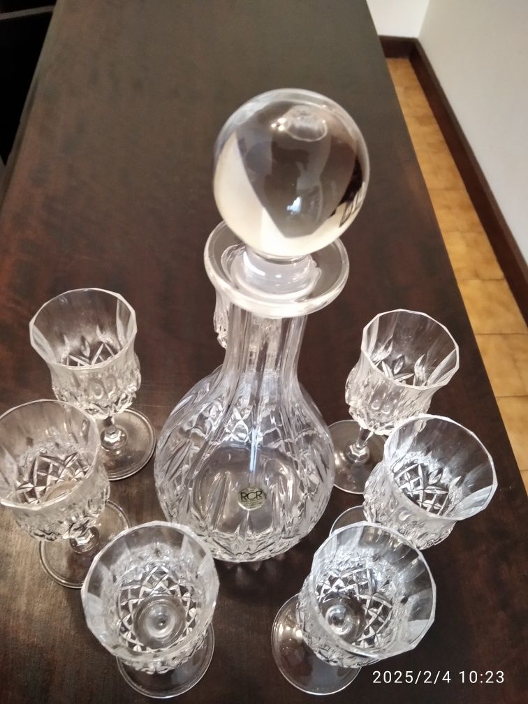 Garrafa e copos de cristal