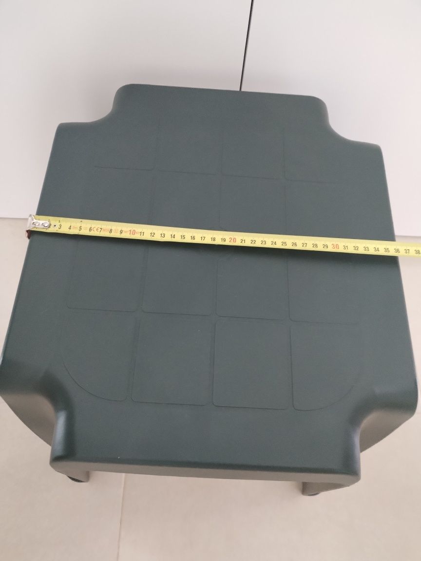 Mesa de apoio em resina verde para exterior