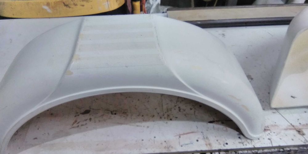 Um par de guarda-lamas em plástico, em bom estado, para atrelados.