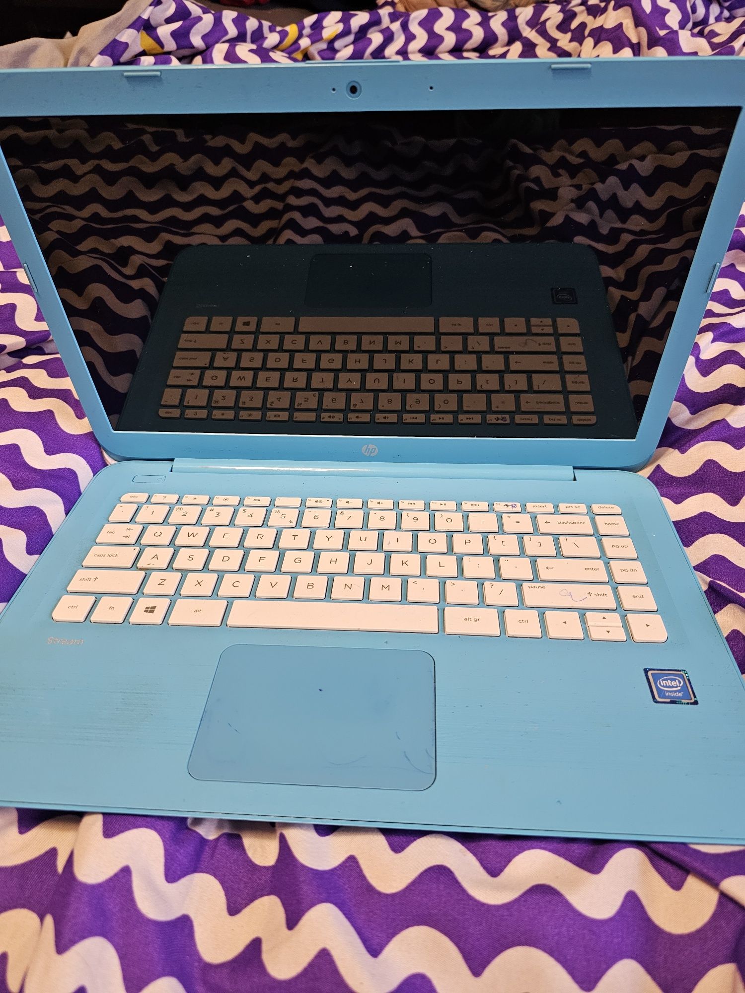 Laptop HP niebieski